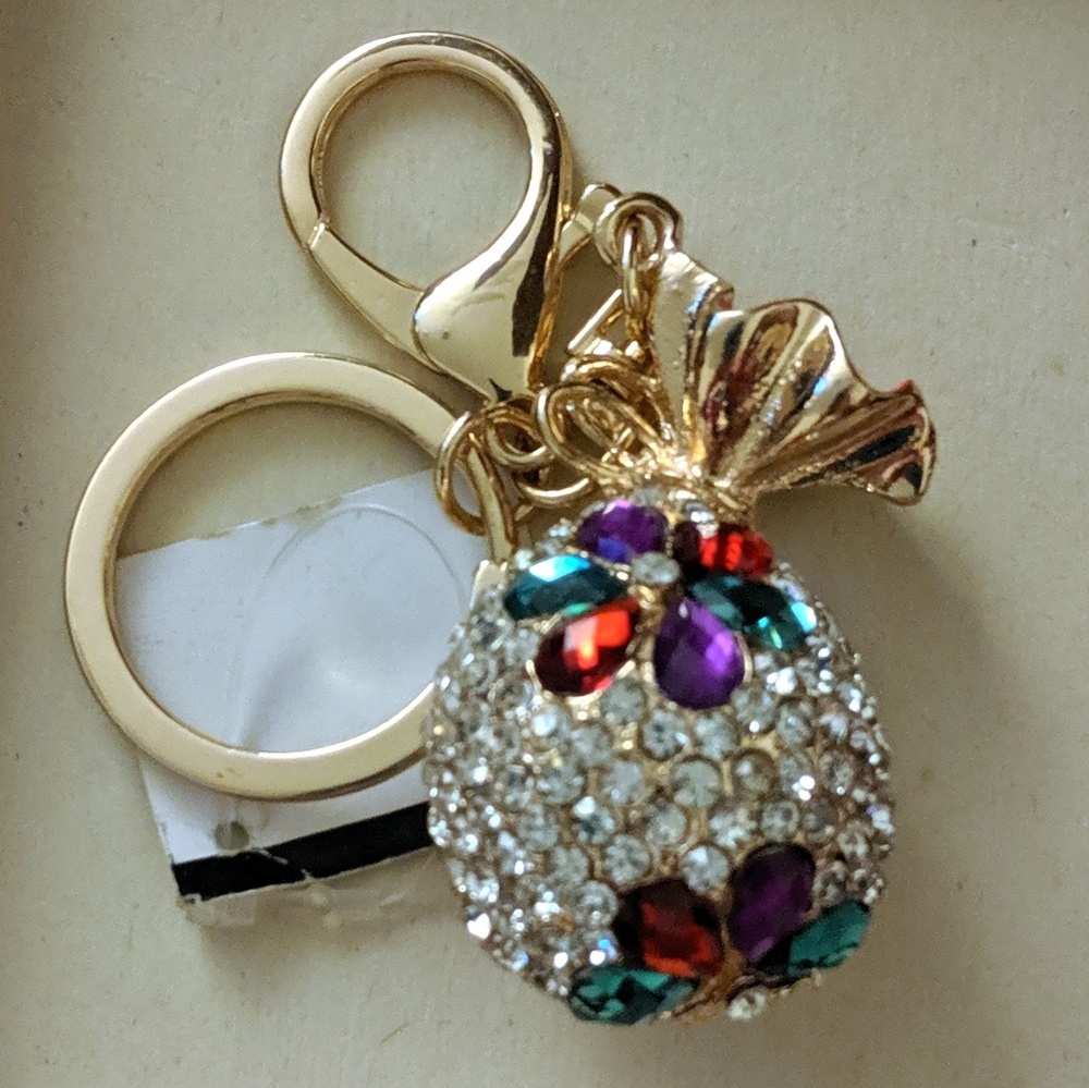 ❤️SALE❣️NWT Gold Tone Rhinestone Pineapple Keyring - Picture 2 of 7